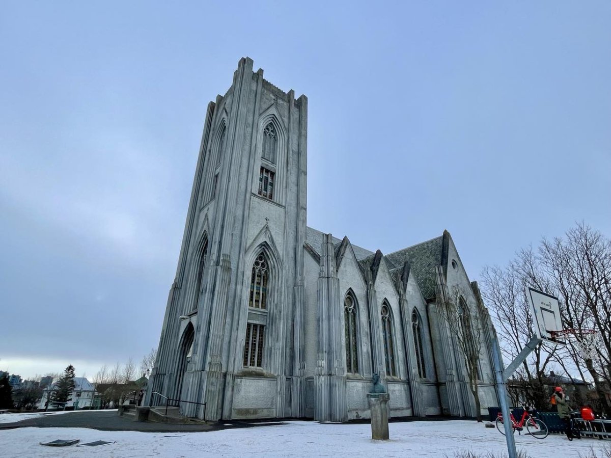 Skipt um þak á Landakotskirkju
